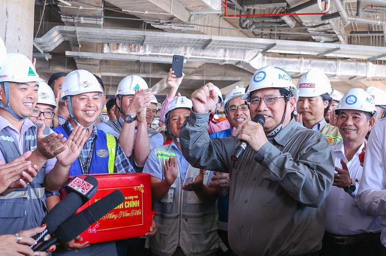 Thủ tướng tặng quà, mừng tuổi cán bộ, người lao động đang thi công trên công trường. Ảnh: VGP.