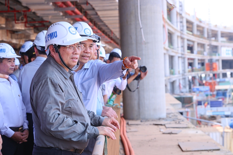 Thủ tướng kiểm tra tiến độ dự &aacute;n Cảng h&agrave;ng kh&ocirc;ng quốc tế Long Th&agrave;nh. Ảnh: VGP