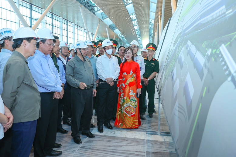 Thủ tướng kiểm tra tiến độ Nhà ga T3 sân bay Tân Sơn Nhất. Ảnh: VGP