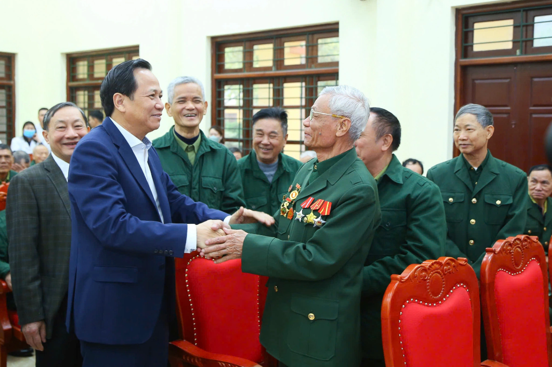Thăm hỏi, tặng quà cho người có công trong dịp Tết. Ảnh: MOLISA.