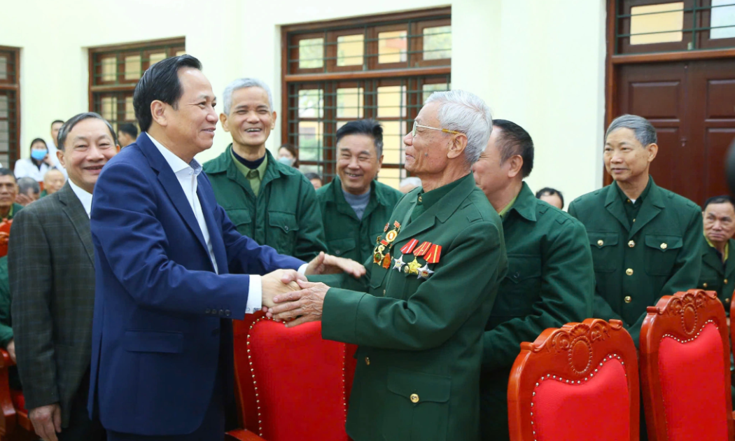 Thăm hỏi, tặng quà cho người có công trong dịp Tết. Ảnh: MOLISA.