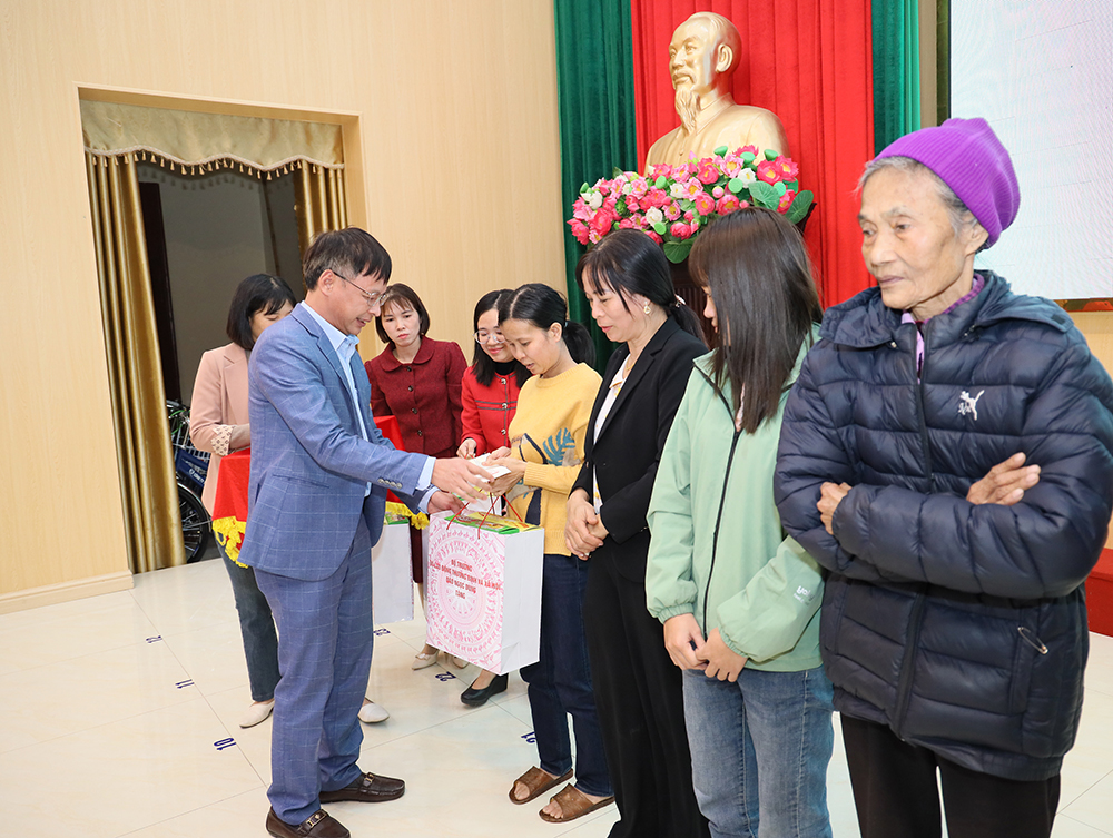 Tặng qu&agrave; Tết cho c&aacute;c đối tượng bảo trợ x&atilde; hội tại tỉnh H&agrave; Nam. Ảnh: Ch&iacute; T&acirc;m.