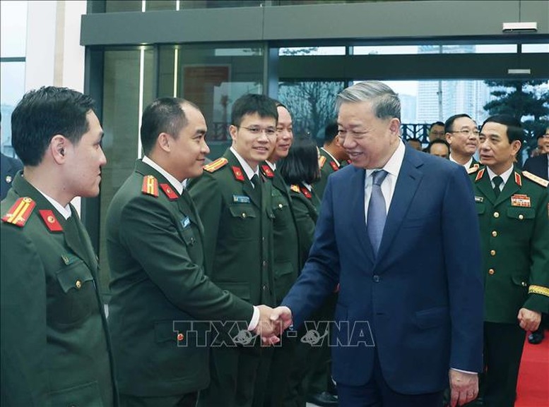 Tổng B&iacute; thư T&ocirc; L&acirc;m tặng qu&agrave; c&aacute;n bộ, chiến sĩ của Cục An ninh mạng v&agrave; ph&ograve;ng chống tội phạm sử dụng c&ocirc;ng nghệ cao. Ảnh: TTXVN