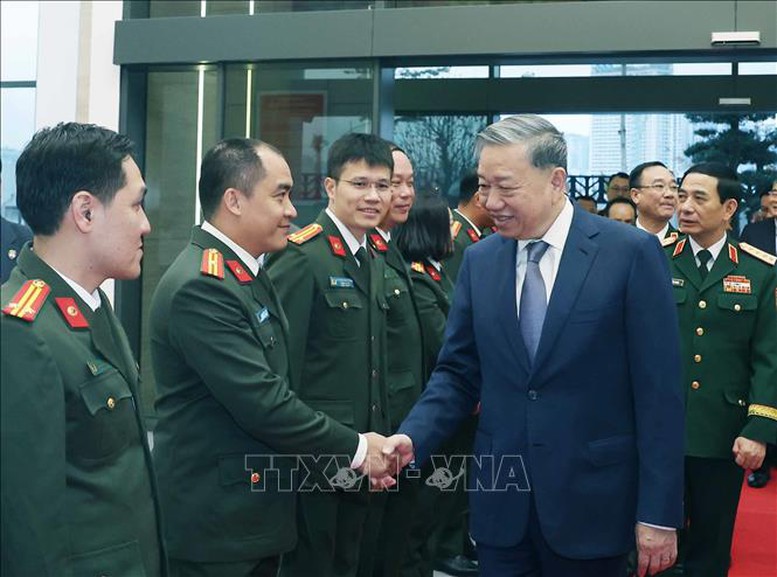 Tổng Bí thư Tô Lâm tặng quà cán bộ, chiến sĩ của Cục An ninh mạng và phòng chống tội phạm sử dụng công nghệ cao. Ảnh: TTXVN