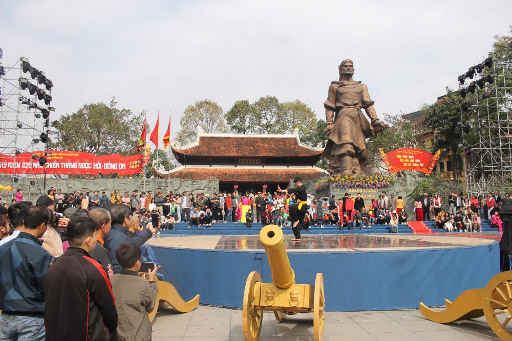 Biểu diễn võ thuật Bình Định tại lễ hội Đống Đa - Hà Nội vào sáng 2/2/2025 (tức mồng 5 tháng Giêng Xuân Ất Tỵ). Ảnh: Chu Khôi.