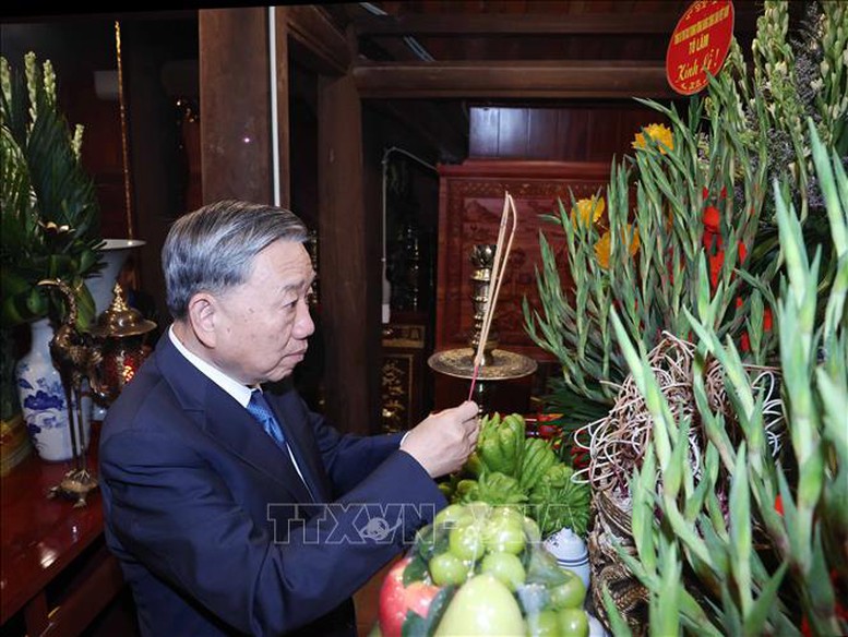 Tổng Bí thư dâng hương tại Nhà tưởng niệm bà Hoàng Thị Loan, thân mẫu của Chủ tịch Hồ Chí Minh (xã Đồng Tiến, huyện Khoái Châu). Ảnh: TTXVN.