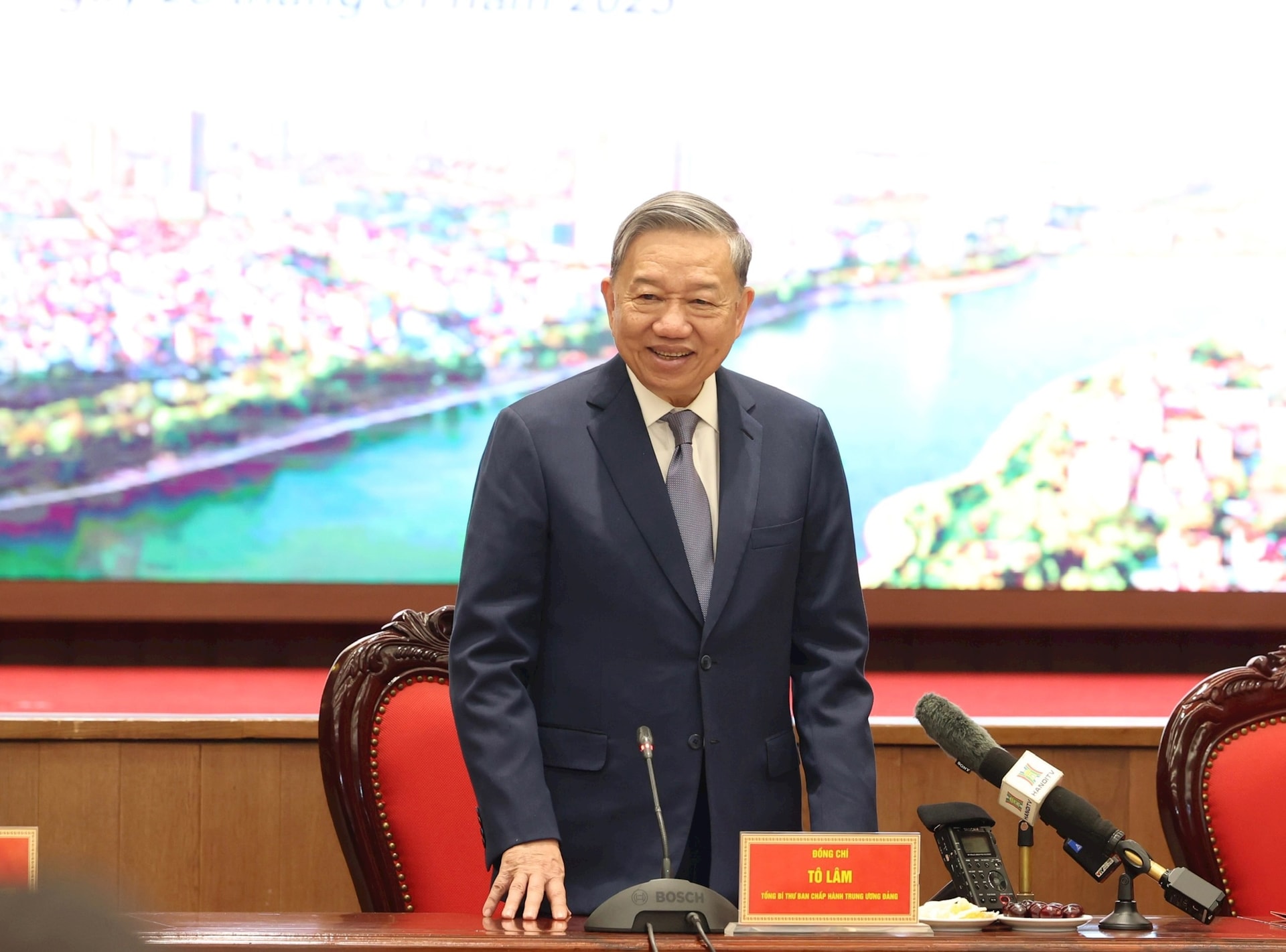 Tổng Bí thư Tô Lâm chúc Tết Đảng bộ, chính quyền và nhân dân Hà Nội.