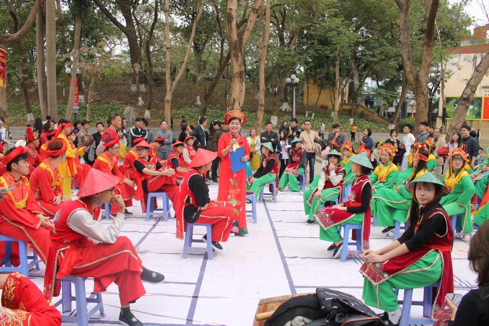 Tr&ograve; chơi đ&aacute;nh cờ người tại Lễ hội Đống Đa Xu&acirc;n Ất Tỵ. Ảnh: Chu Kh&ocirc;i.