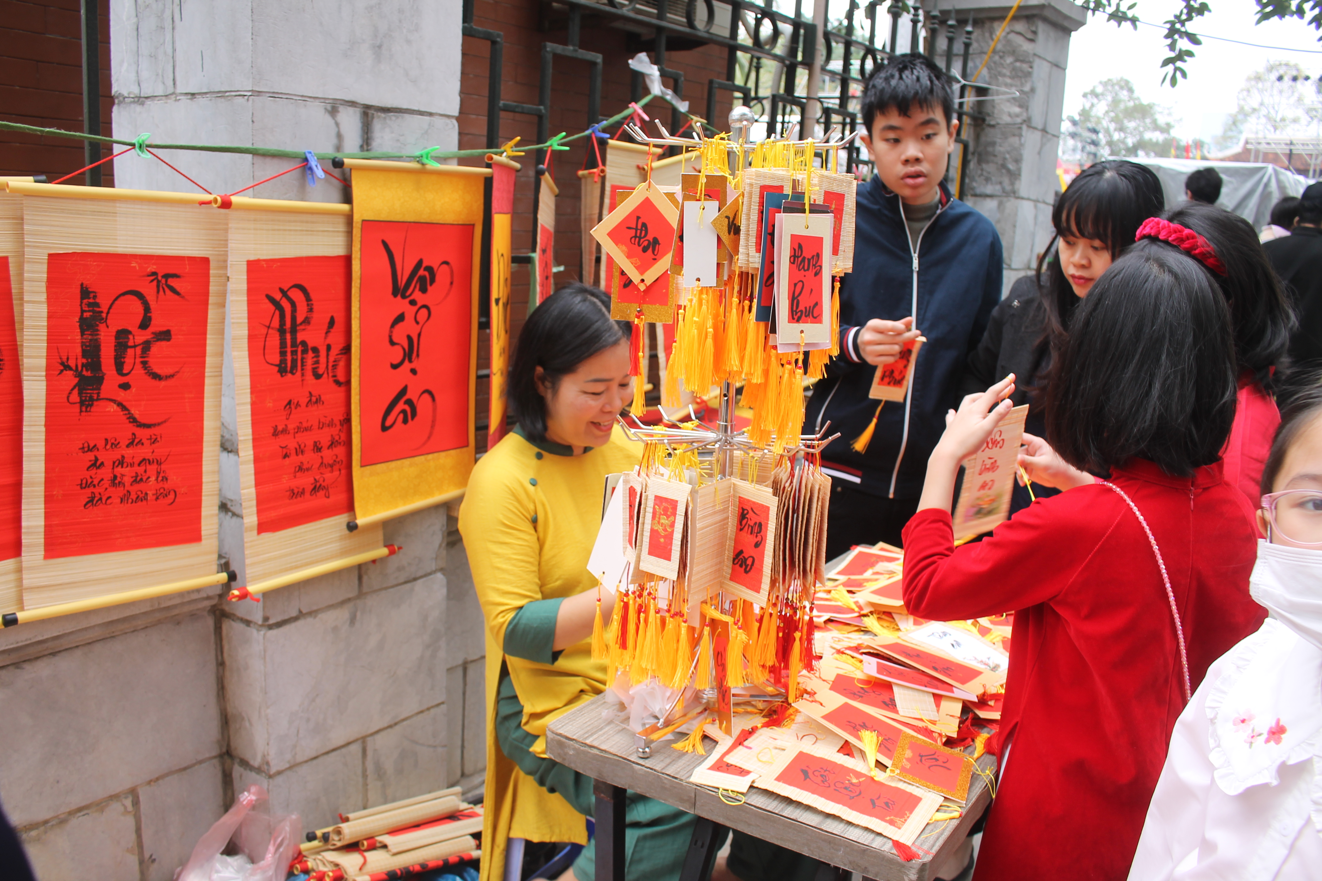 Nhiều gian h&agrave;ng b&aacute;n đồ lưu niệm tại lễ hội Đống Đa xu&acirc;n Ất Tỵ. Ảnh CK.