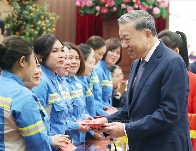 Tổng Bí thư Tô Lâm mừng tuổi cho người lao động. Ảnh: TTXVN