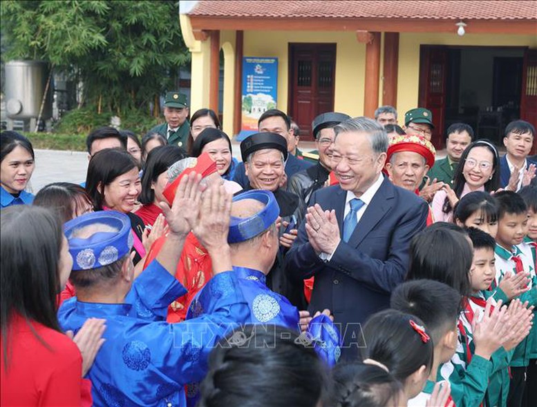 Tổng Bí thư Tô Lâm với nhân dân xã Nguyễn Văn Linh, huyện Yên Mỹ, tỉnh Hưng Yên. Ảnh: TTXVN