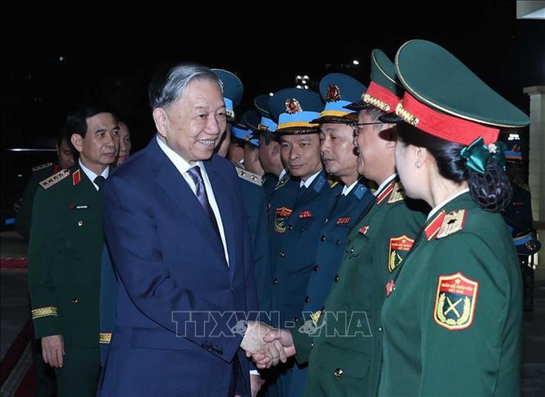 Tổng Bí thư Tô Lâm trò chuyện, thăm hỏi cán bộ, chiến sĩ Quân chủng Phòng không - Không quân. Ảnh: TTXVN