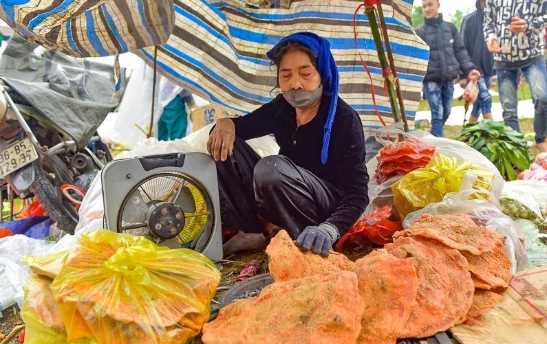 &nbsp;C&aacute;c mặt h&agrave;ng chủ yếu c&oacute; tại Chợ chuộng l&agrave; những đồ ăn d&acirc;n d&atilde;, đặc biệt thứ h&agrave;ng h&oacute;a kh&ocirc;ng thể thiếu trong chợ Chuộng l&agrave; c&agrave; chua, b&aacute;nh đa v&agrave; trứng g&agrave;.&nbsp;