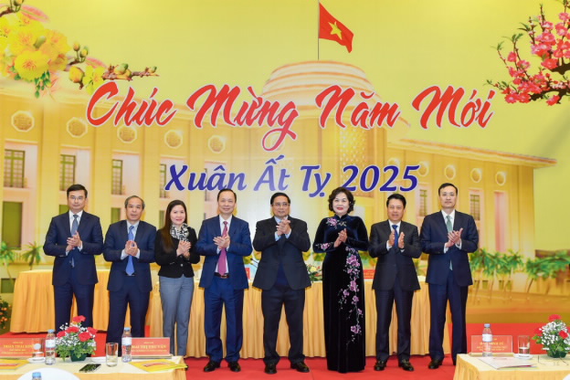 Thủ tướng Phạm Minh Chính chúc mừng năm mới Ban lãnh đạo Ngân hàng Nhà nước và giao nhiệm vụ cho ngành ngân hàng.