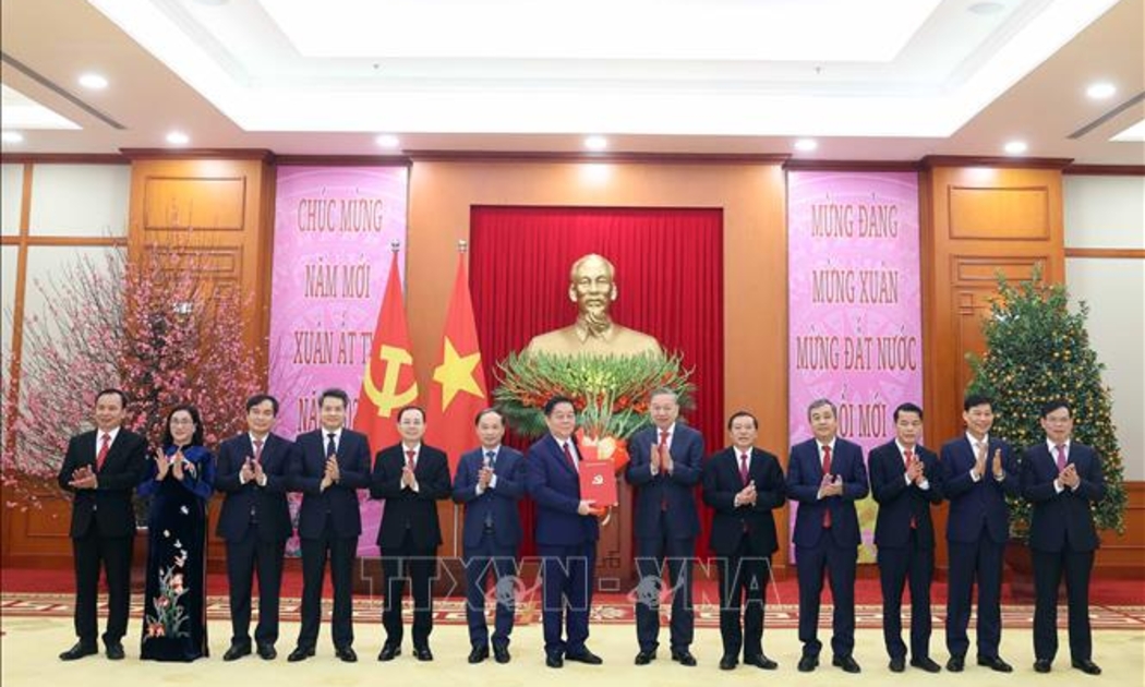 Tổng Bí thư Tô Lâm trao Quyết định về hợp nhất Ban Tuyên giáo Trung ương và Ban Dân vận Trung ương cùng chức năng, nhiệm vụ, tổ chức bộ máy, phân công, bổ nhiệm Trưởng ban và các Phó Trưởng Ban Tuyên giáo và Dân vận Trung ương. Ảnh: Thống Nhất/TTXVN