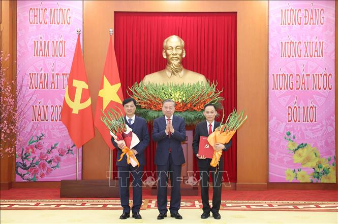Tổng Bí thư Tô Lâm chúc mừng đồng chí Nguyễn Duy Ngọc hoàn thành xuất sắc cương vị Chánh Văn phòng Trung ương Đảng, được bầu giữ chức Uỷ viên Bộ Chính trị và Chủ nhiệm UBKT Trung ương; trao Quyết định về chức năng, nhiệm vụ, tổ chức bộ máy của Văn phòng Trung ương Đảng và chúc mừng đồng chí Lê Hoài Trung, Bí thư Trung ương Đảng được bổ nhiệm giữ chức Chánh văn phòng Trung ương Đảng. Ảnh: Thống Nhất/TTXVN.