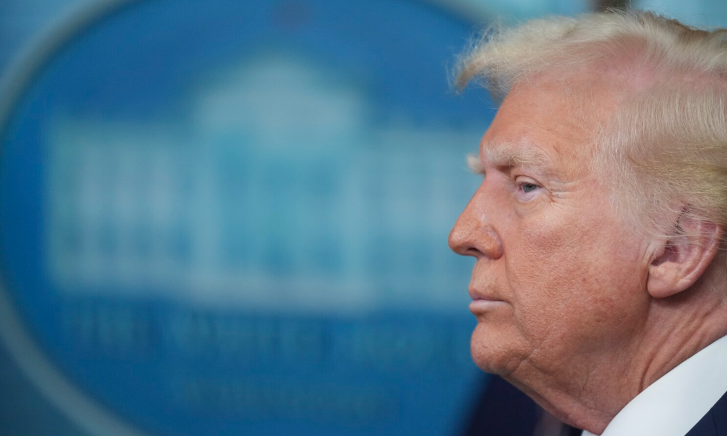 Thị trường đang chờ đợi các diễn biến tiếp theo trong kế hoạch thuế quan của ông Trump - Ảnh: Reuters