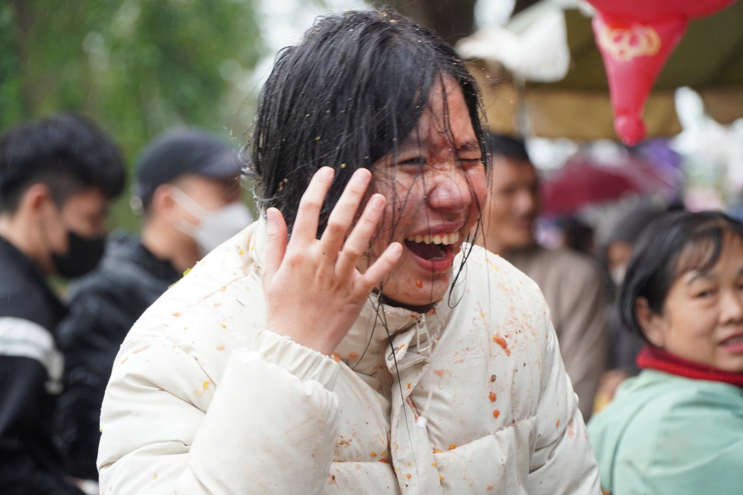 C&aacute;c c&ocirc; g&aacute;i trở th&agrave;nh "mục ti&ecirc;u" n&eacute;m c&agrave; chua của nhiều ch&agrave;ng trai đến chợ