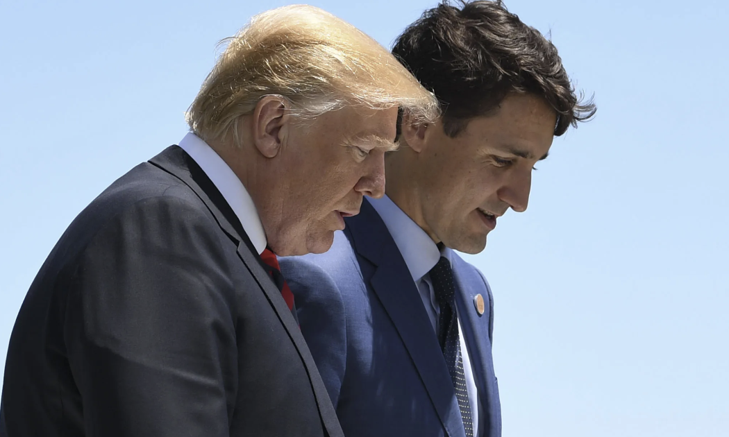 Tổng thống Mỹ Donald Trump (trái) và Thủ tướng Canada Justin Trudeau trong một cuộc gặp vào nhiệm kỳ trước của ông Trump - Ảnh: Bloomberg.