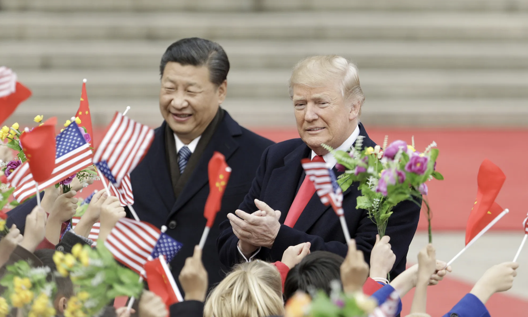 Chủ tịch Trung Quốc Tập Cận Bình (trái) và Tổng thống Donald Trump trong một cuộc gặp vào nhiệm kỳ trước của ông Trump - Ảnh: Bloomberg.