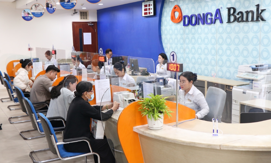 Khách hàng giao dịch tại DongA Bank.