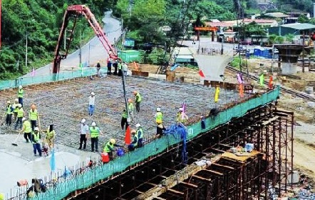 Thi công cầu trên tuyến đường ven biển nối cảng Liên Chiểu.
