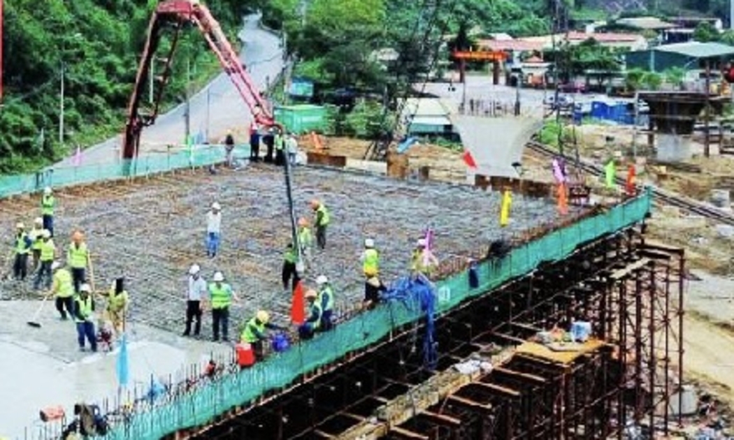 Thi công cầu trên tuyến đường ven biển nối cảng Liên Chiểu.