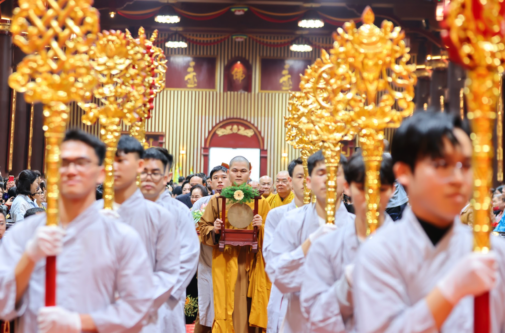 Nghi lễ thỉnh chuông thiêng liêng là một phần không thể thiếu trong chương trình.