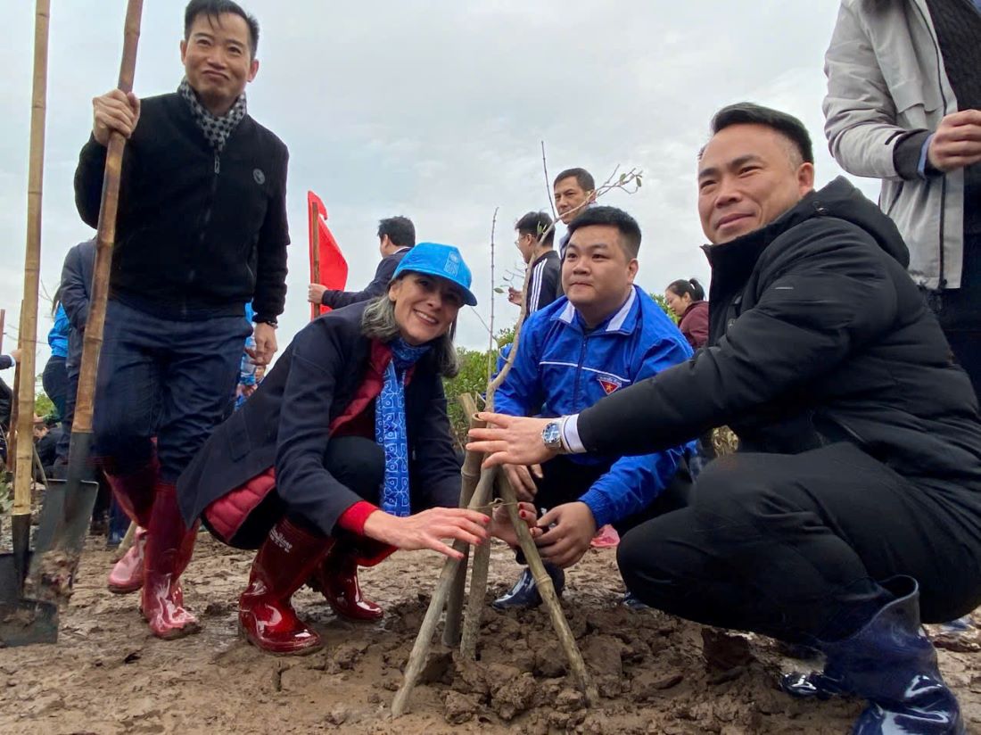 Bà Ramla Khalidi (người thứ 2 từ trái sang) tham gia trồng cây tại Thái Thuỵ, Thái Bình.