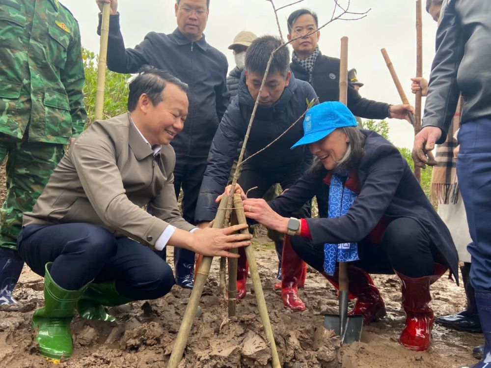 Ông Đỗ Đức Duy (bên trái) và bà Ramla Khalidi (bên phải) trồng cây tại Thái Thuỵ, ngày 4/2/2025.