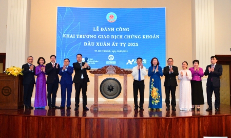 Thứ trưởng Bộ Tài chính Nguyễn Đức Chi (thứ 5, từ trái qua) đánh cồng khai trương phiên giao dịch đầu Xuân Ất Tỵ 2025.