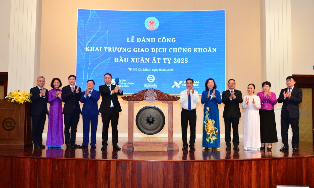 Thứ trưởng Bộ Tài chính Nguyễn Đức Chi (thứ 5, từ trái qua) đánh cồng khai trương phiên giao dịch đầu Xuân Ất Tỵ 2025.