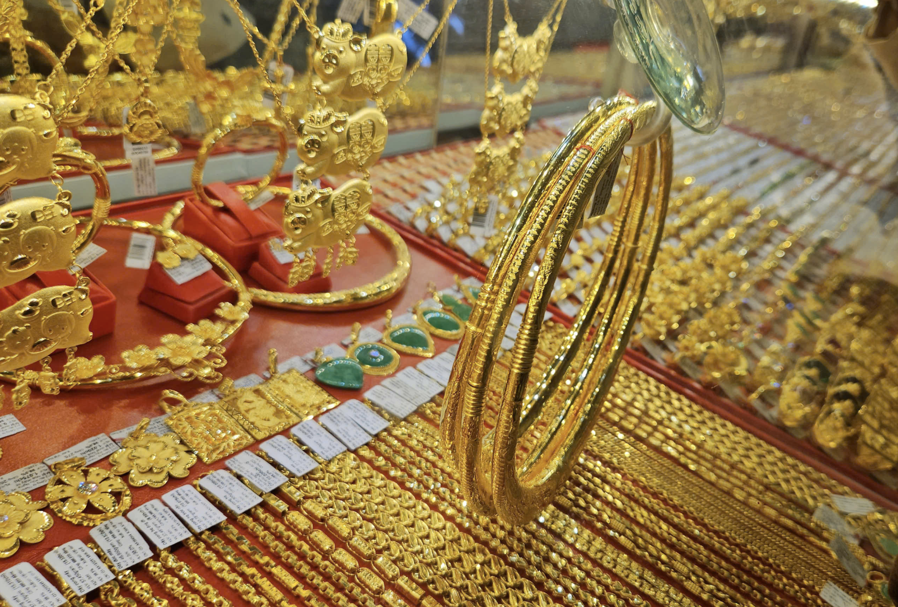 Từ tháng 8/2024 đến 3/2/2025, chênh lệch giá vàng trong nước và giá vàng thế giới duy trì ổn định ở mức 4-5%. 