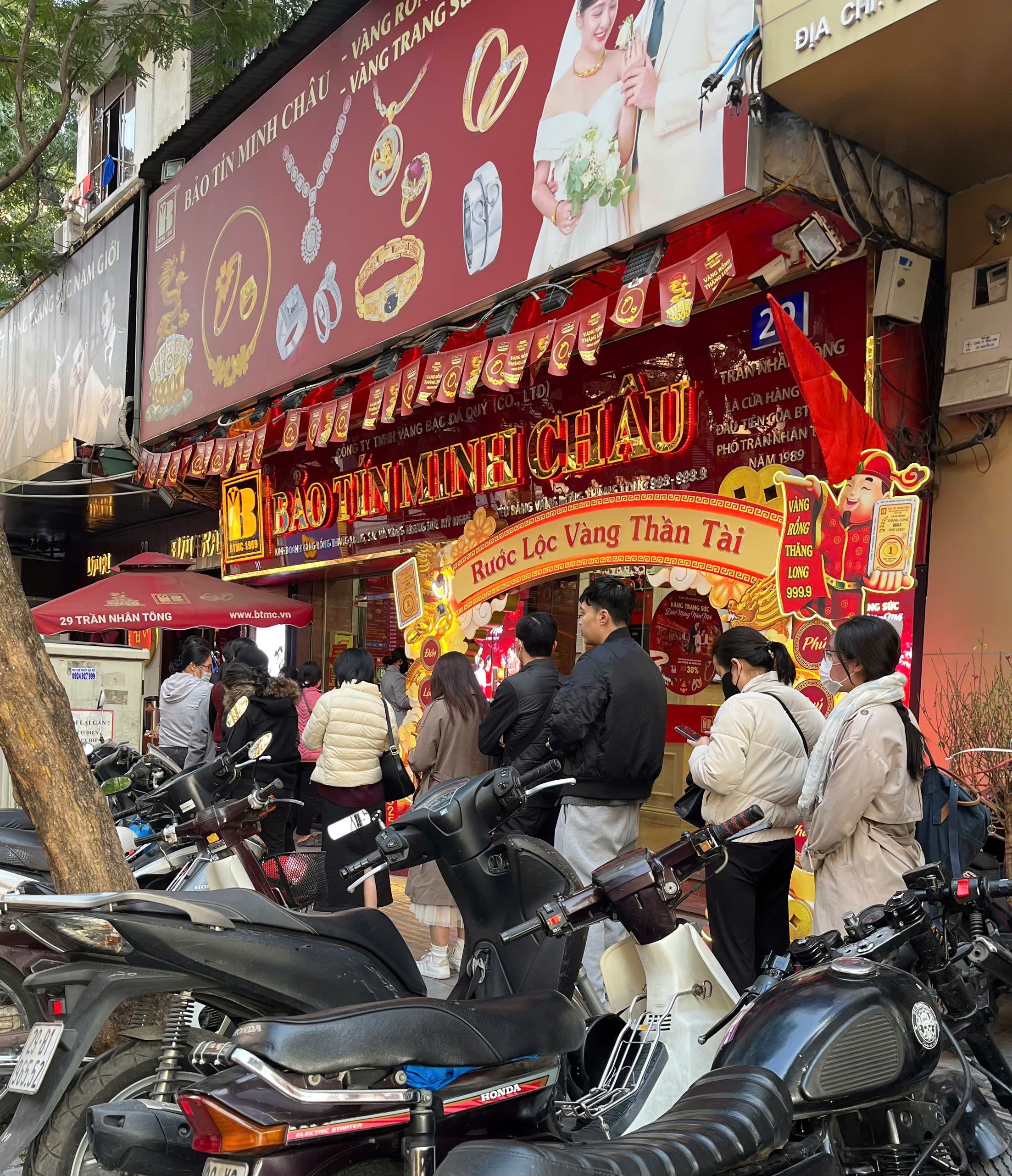 Người dân mua vàng lấy may ngày Vía Thần Tài tại một cửa hàng trên Phố Trần Nhân Tông, TP. Hà Nội.