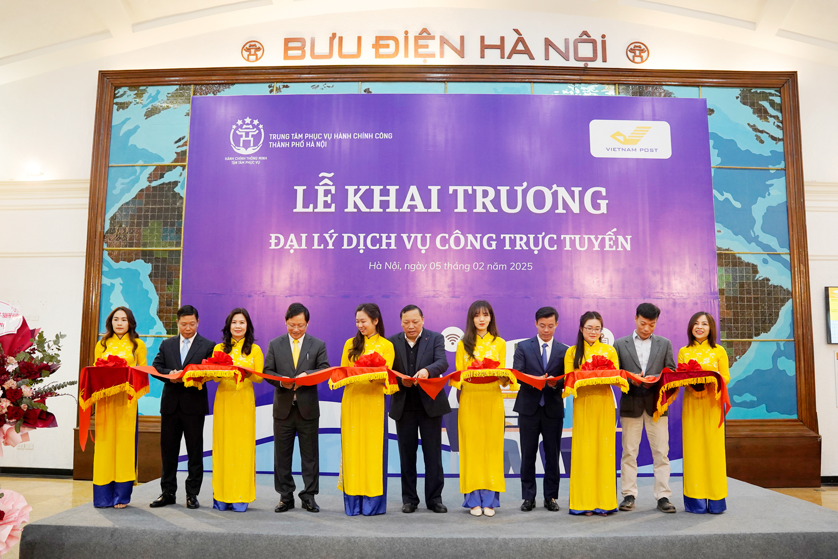 Trung tâm Phục vụ hành chính công thành phố Hà Nội phối hợp với Tổng công ty Bưu điện Việt Nam (Vietnam Post) thí điểm Đại lý dịch vụ công tại Bưu điện Trung tâm Hoàn Kiếm.
