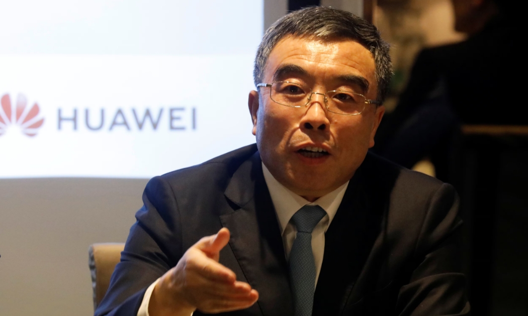 Chủ tịch Huawei, ông Liang Hua - Ảnh: Reuters. 