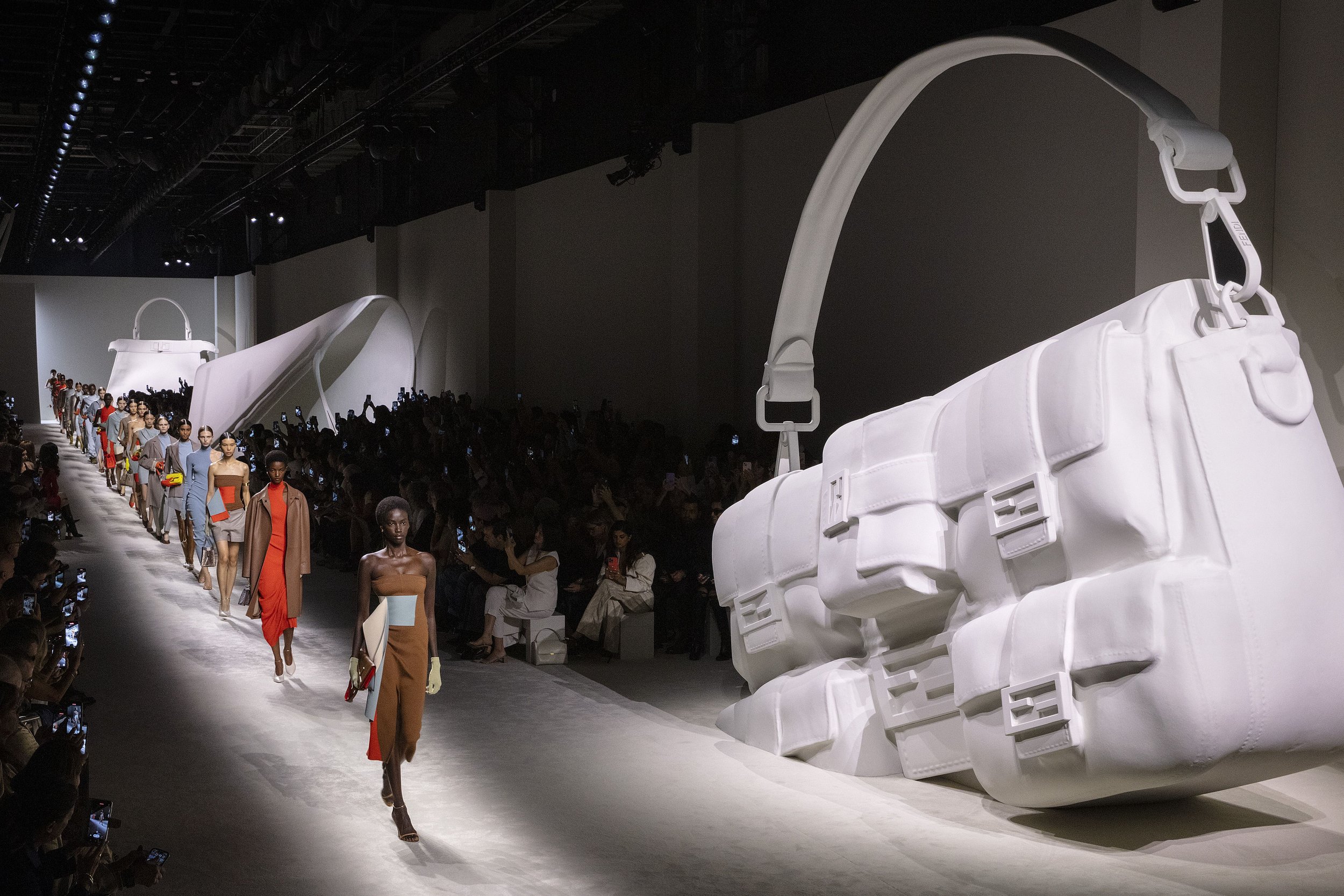 Bộ sưu tập Xuân Hè 2024 của thương hiệu Fendi.