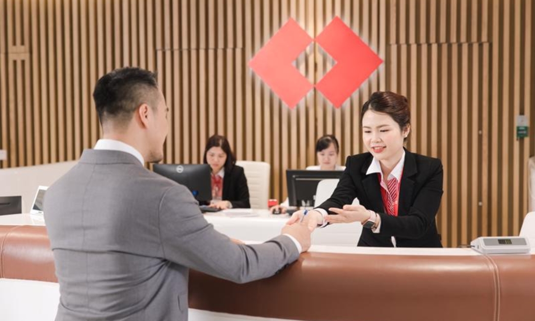 Khách hàng giao dịch tại Techcombank.