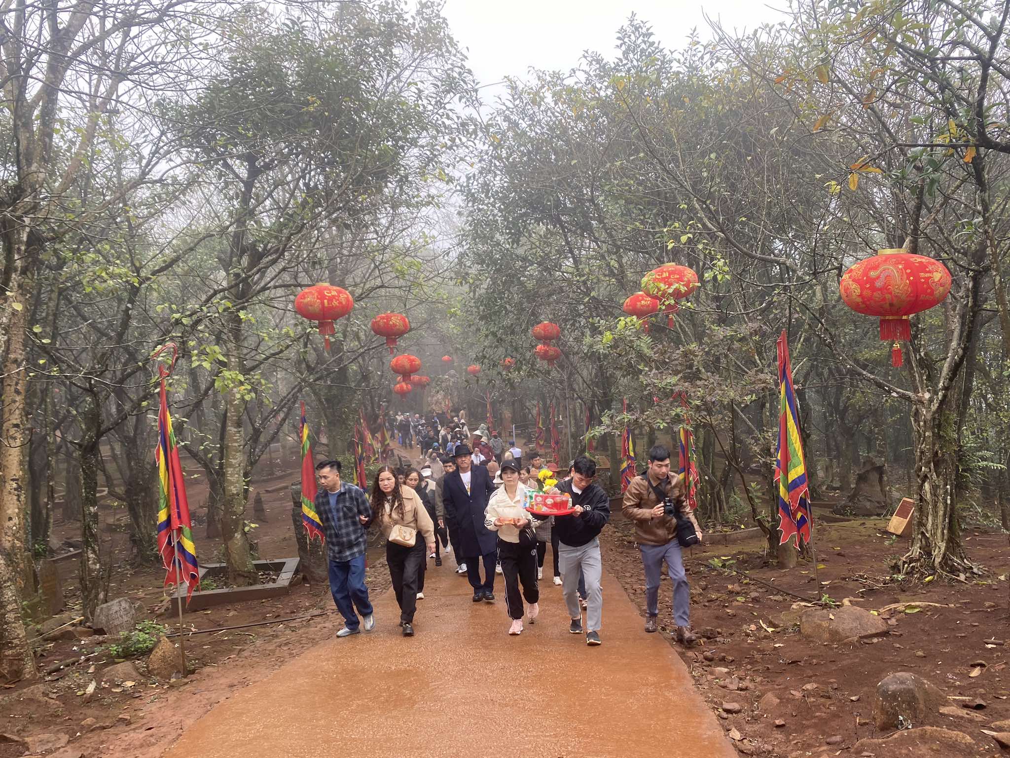 Theo quan niệm dân gian, người dân và du khách khi đến huyệt đạo, nam đi 7 vòng, nữ đi 9 vòng xung quanh sẽ được mạnh khỏe, may mắn, bình an, hạnh phúc.