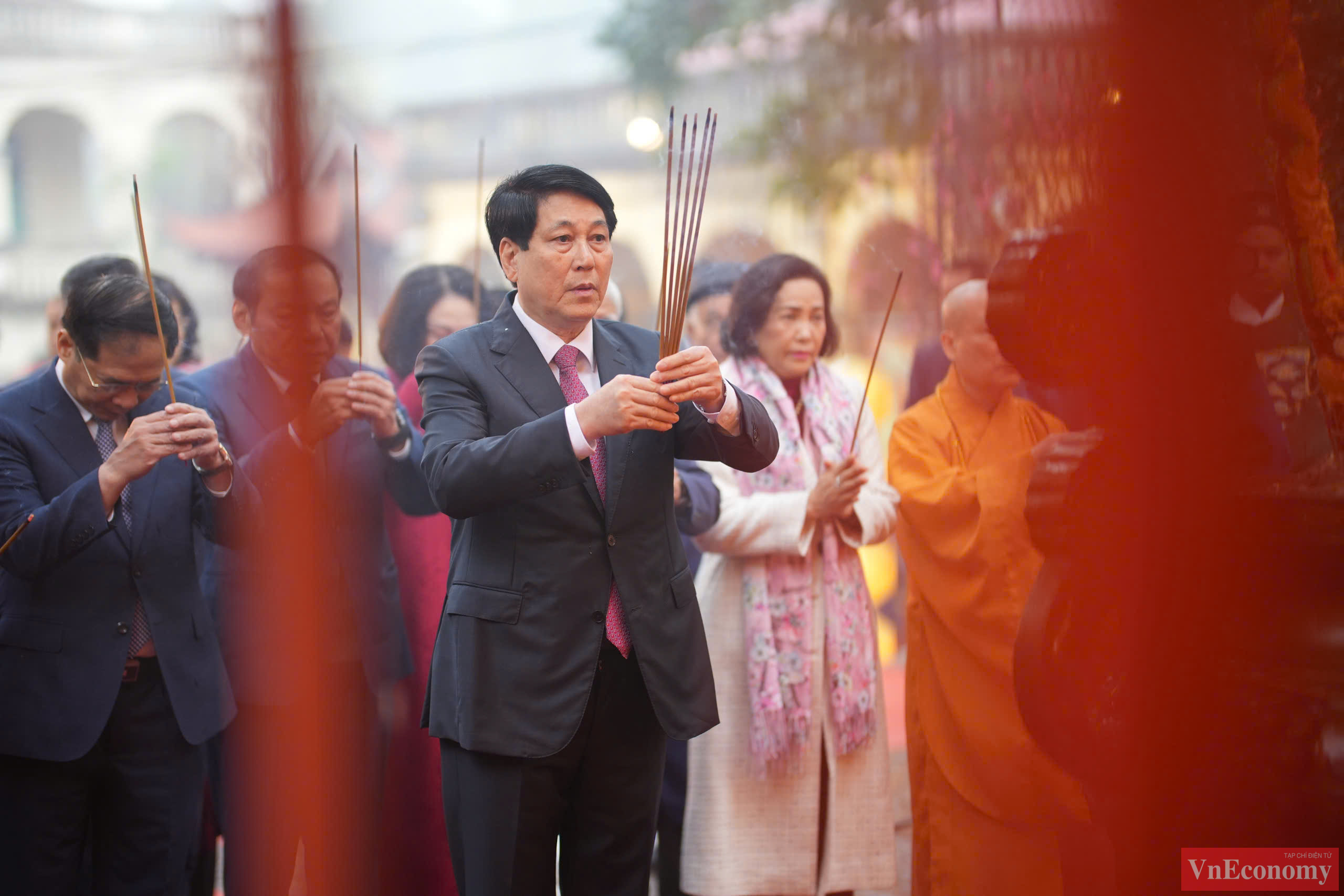 Chủ tịch nước Lương Cường v&agrave; c&aacute;c đại biểu c&ugrave;ng thực hiện lễ dâng hương tưởng nhớ, tri &acirc;n tiền nh&acirc;n.