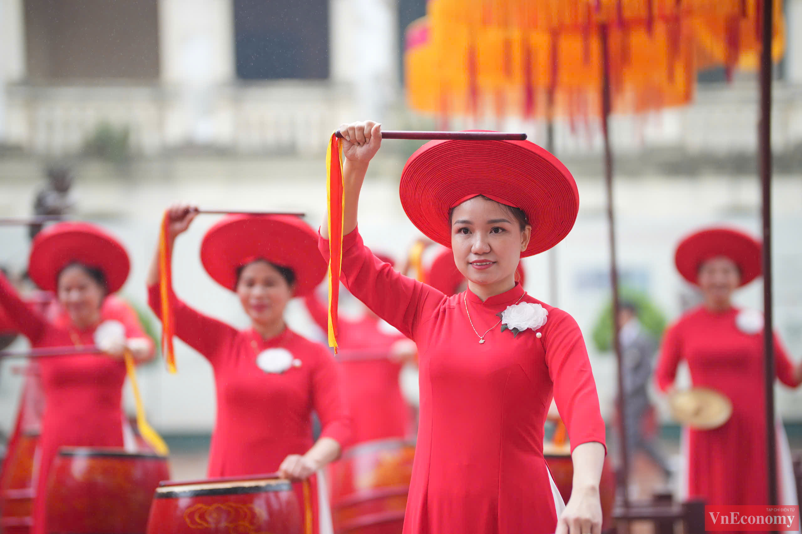 Lễ dâng hương được thực hiện trang trọng để cầu cho quốc thái, dân an, thiên hạ thái bình, thể hiện lòng thành kính, biết ơn các bậc vua sáng, tôi hiền đã có công khai mở nền văn hiến Thăng Long, khai sáng văn minh Đại Việt, lưu truyền đến thời đại Hồ Chí Minh quang vinh.
