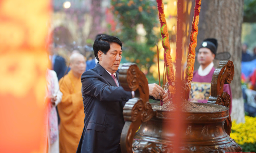Chủ tịch nước Lương Cường dâng hương khai xuân tại thềm Rồng Điện Kính Thiên.