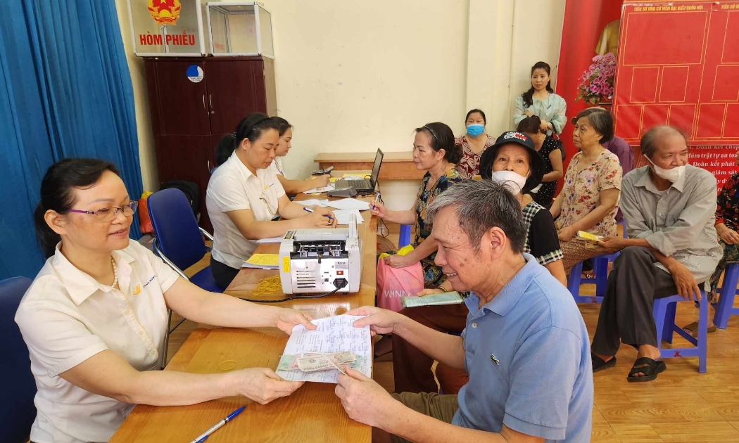 Người hưởng lương hưu, trợ cấp tại Hà Nội. Ảnh: Thu Hiền.