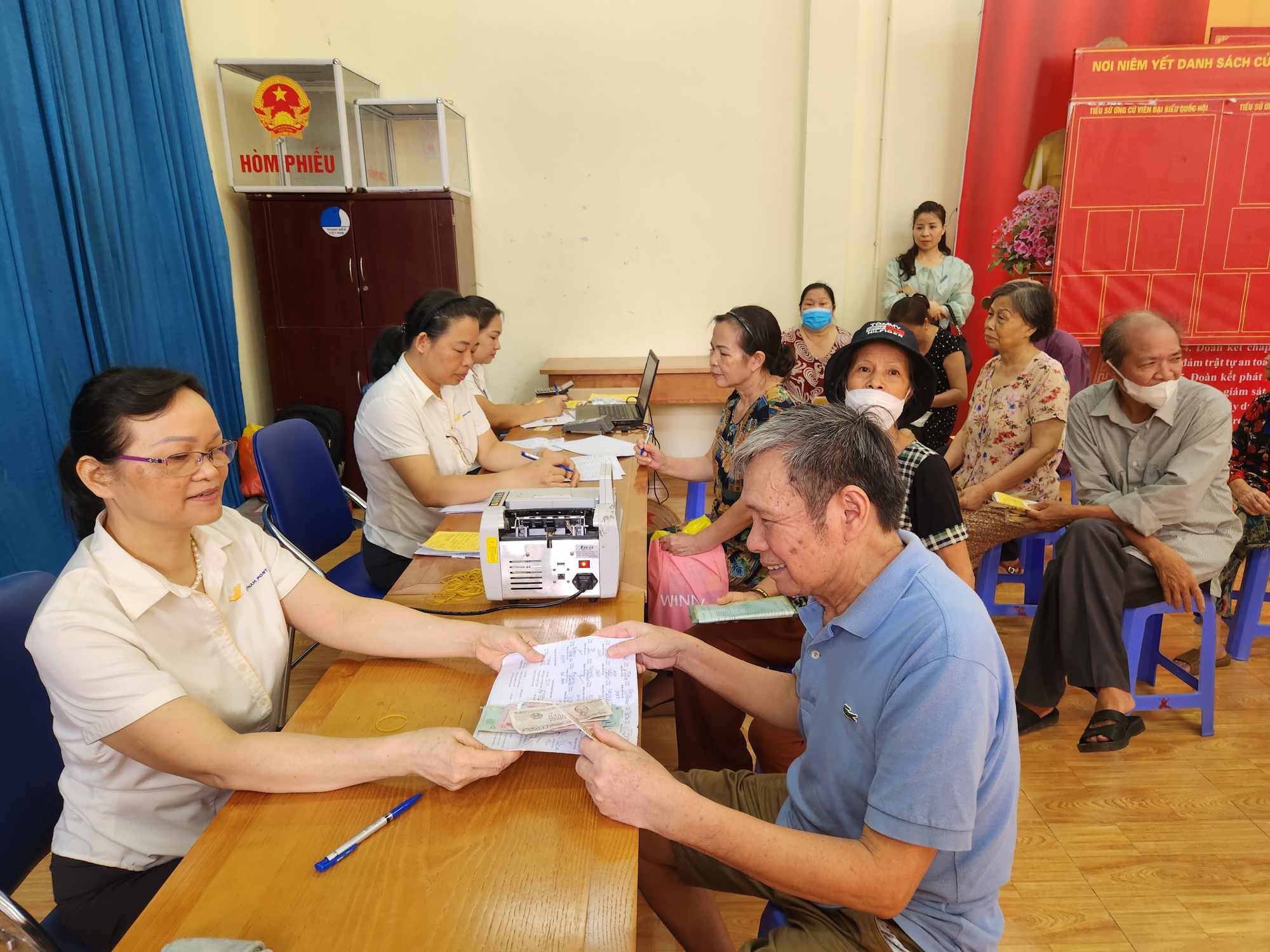 Người hưởng lương hưu, trợ cấp tại Hà Nội. Ảnh: Thu Hiền.