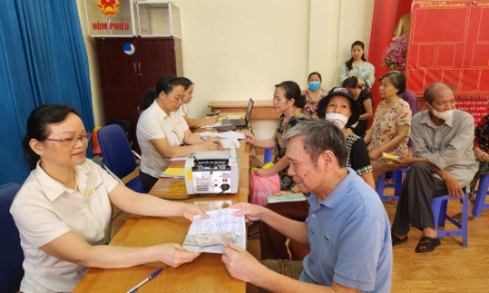 Người hưởng lương hưu, trợ cấp tại Hà Nội. Ảnh: Thu Hiền.