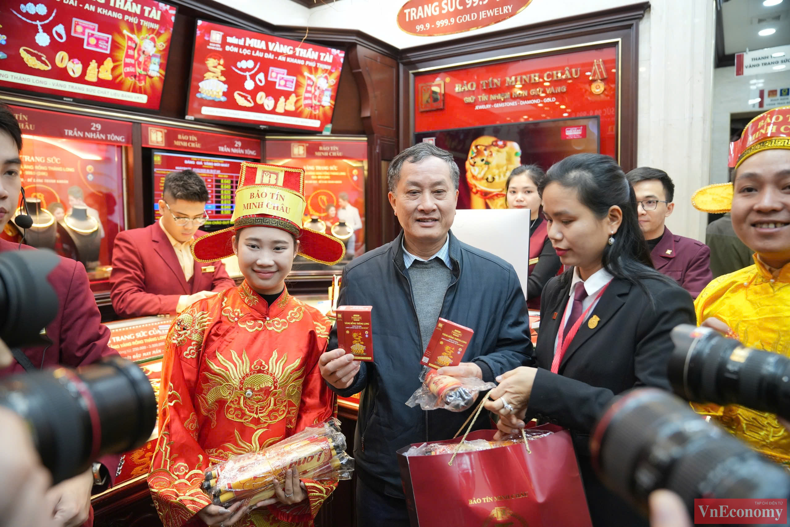 Anh Phạm Minh Quyết cho biết muốn trải nghiệm xem cảm giác là người đầu tiên vào mua vàng là như thế nào. Còn ông Tô Hòa Bình đã duy trì thói quen mua vàng vào ngày vía thần Tài từ năm 2010 đến nay. Năm nay, ông là người thứ 2 vào mua vàng tại cửa hàng Bảo Tín Minh Châu trên phố Trần Nhân Tông.