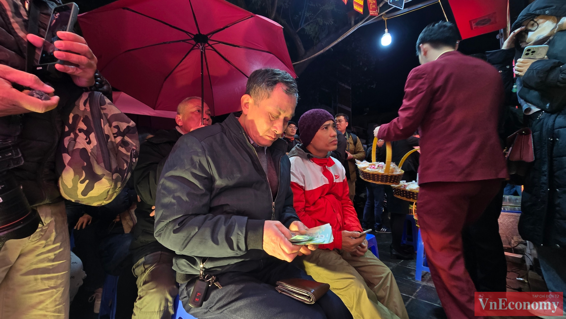 Anh Phạm Minh Quyết v&agrave; &ocirc;ng T&ocirc; H&ograve;a B&igrave;nh l&agrave; những người c&oacute; mặt đầu ti&ecirc;n tại phố Trần Nh&acirc;n T&ocirc;ng (H&agrave; Nội).