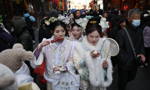 Người Trung Quốc tiêu tiền nhiều kỷ lục trong kỳ nghỉ Tết Nguyên đán