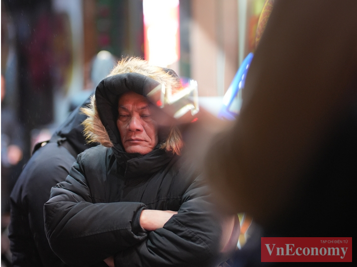 Bất chấp thời tiết mưa r&eacute;t, từ s&aacute;ng tinh mơ đ&atilde; c&oacute; những người d&acirc;n tới 