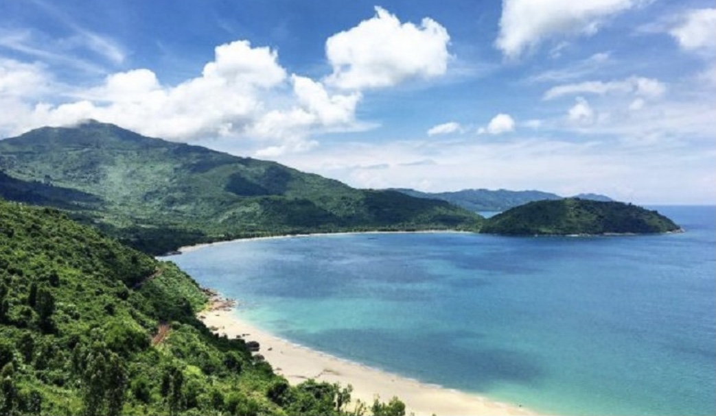 Diện t&iacute;ch biển thuộc L&agrave;ng V&acirc;n nh&igrave;n từ&nbsp; tr&ecirc;n đ&egrave;o Hải V&acirc;n xuống.